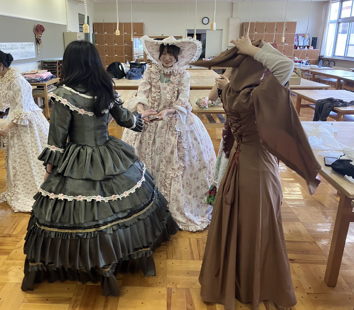 fujijoshi_info's tweet photo. 👗「服飾文化史」では、古代メソポタミアから20世紀までの西洋服飾の歴史を、社会や文化とともに学びます。映像資料や時代衣装・民族衣装の着装体験を通して、服飾文化の奥深さや魅力を体感しました。
#藤女子大学 #FWU #地域創生学科 #人間生活学科 #花川キャンパス #着装体験 #西洋服飾 https://t.co/WIOfisPF48