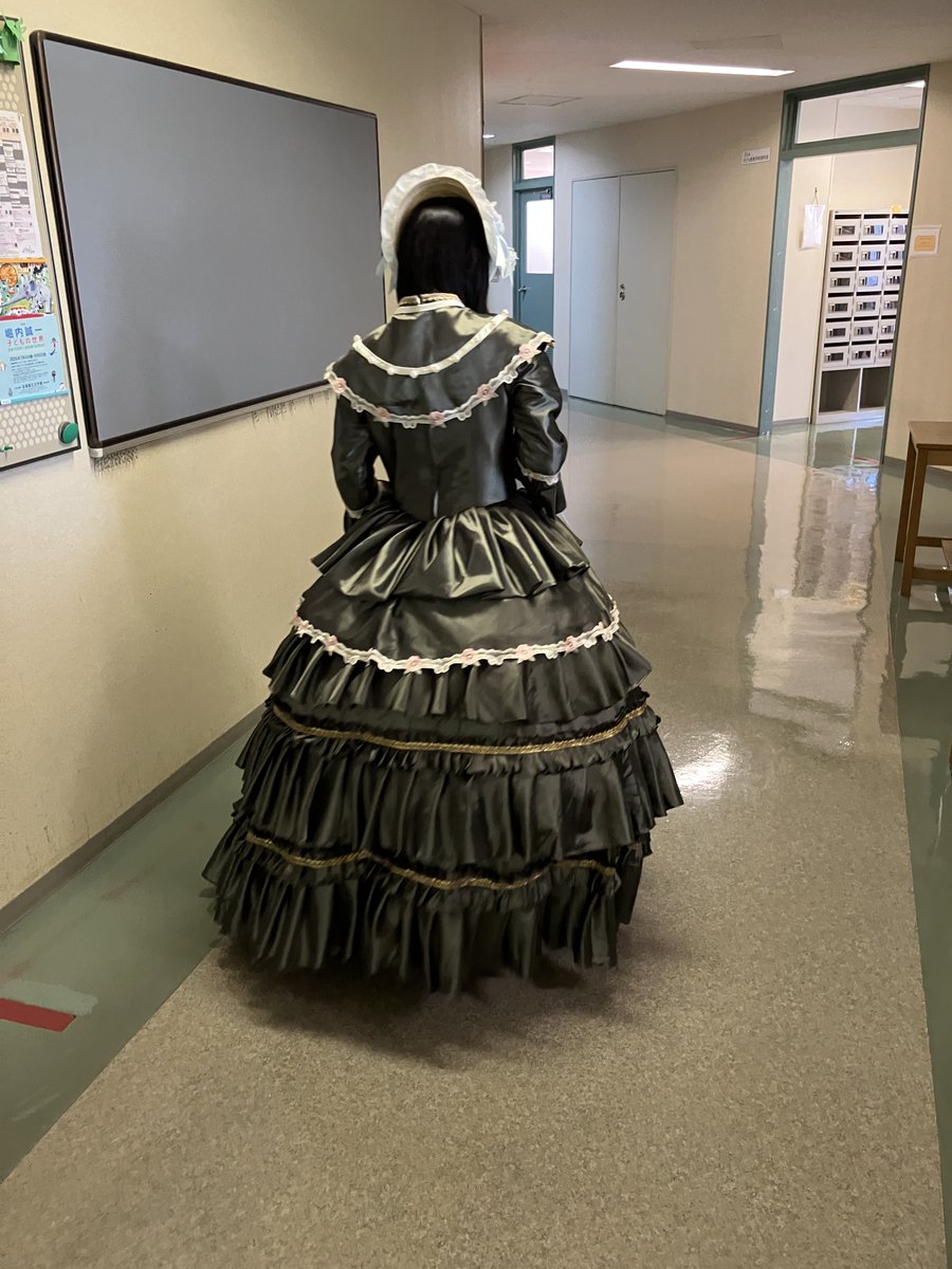 fujijoshi_info's tweet photo. 👗「服飾文化史」では、古代メソポタミアから20世紀までの西洋服飾の歴史を、社会や文化とともに学びます。映像資料や時代衣装・民族衣装の着装体験を通して、服飾文化の奥深さや魅力を体感しました。
#藤女子大学 #FWU #地域創生学科 #人間生活学科 #花川キャンパス #着装体験 #西洋服飾 https://t.co/WIOfisPF48