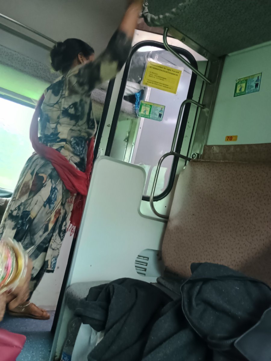BrajeshkumarM10's tweet photo. @rpfwcrbpl @rpfwcr @RailwaySeva Train No 07076  Gorakhpur to Hyderabad . Wasuli gang is active in Third AC. My past message was not taken seriously but this is actual condition. https://t.co/x9yyUnVqbq