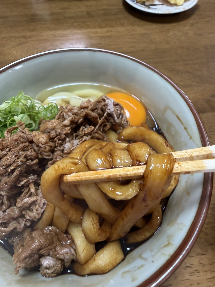 Legosw's tweet photo. ちとせ

肉月見伊勢うどん
天ぷら

やわやわな麺に少し甘めのタレが美味しい https://t.co/tsorYlDzAP