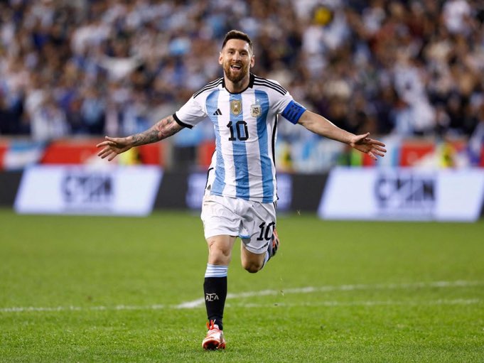 greazy_speaks's tweet photo. Lionel Messi : The only footballer in history to have everything handed to him.

#twitterfootball #messi https://t.co/0JZcSqthe5