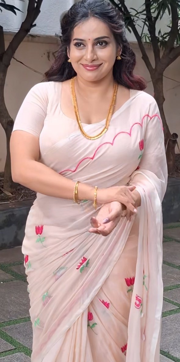 ric_the_one's tweet photo. New favourite aunty is Anna rajan. https://t.co/SS271oy6hL