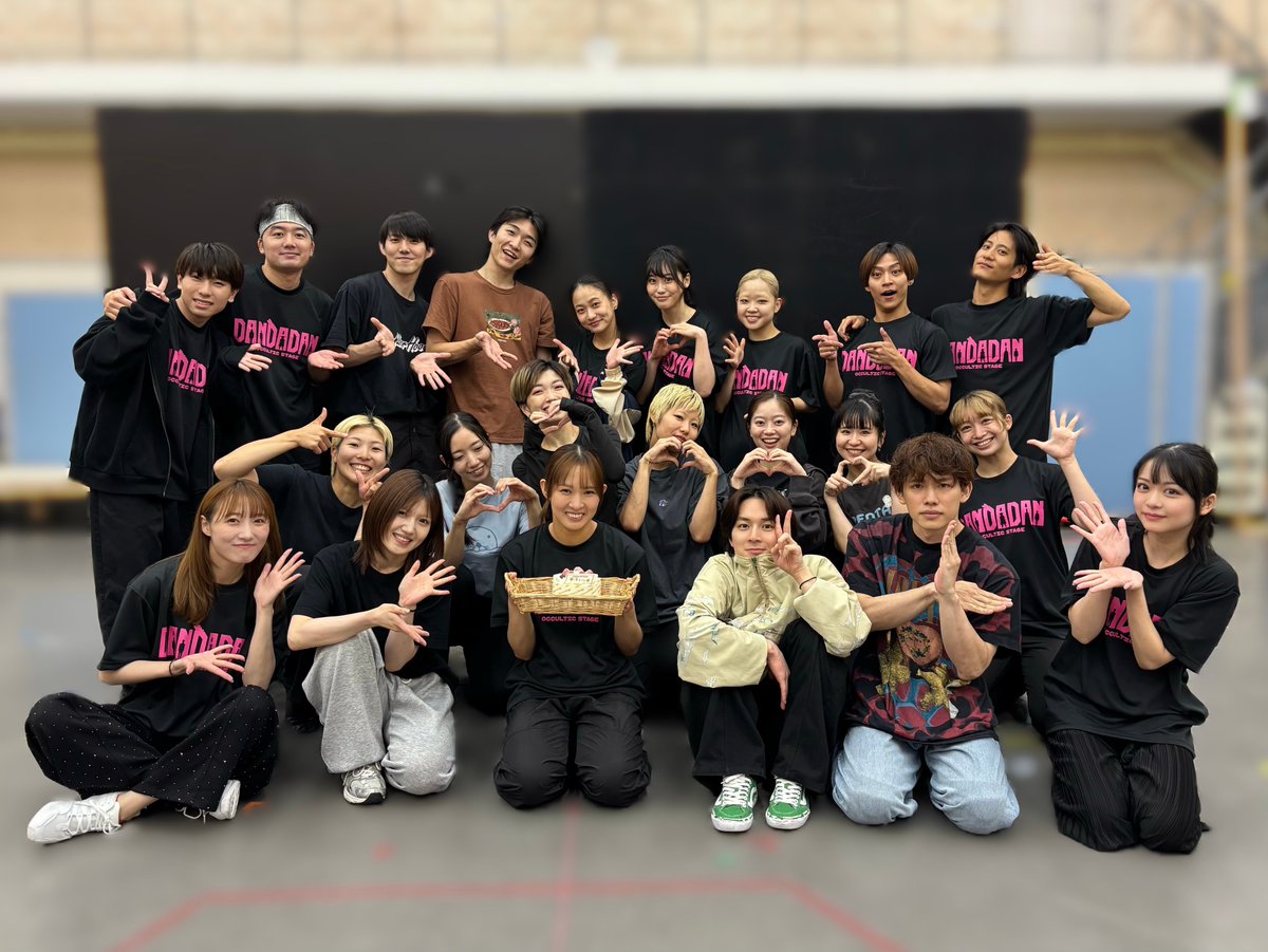 stage_dandadan's tweet photo. 👻稽古場より👽

7月30日は
アンサンブル #北田涼子 さんのお誕生日でした！

先日、稽古場のみんなでお祝いしました🎂
おめでとうございます！

カンパニーTシャツも完成しました👕ˊ˗ 

#舞台ダンダダン https://t.co/On0xrg7KKA