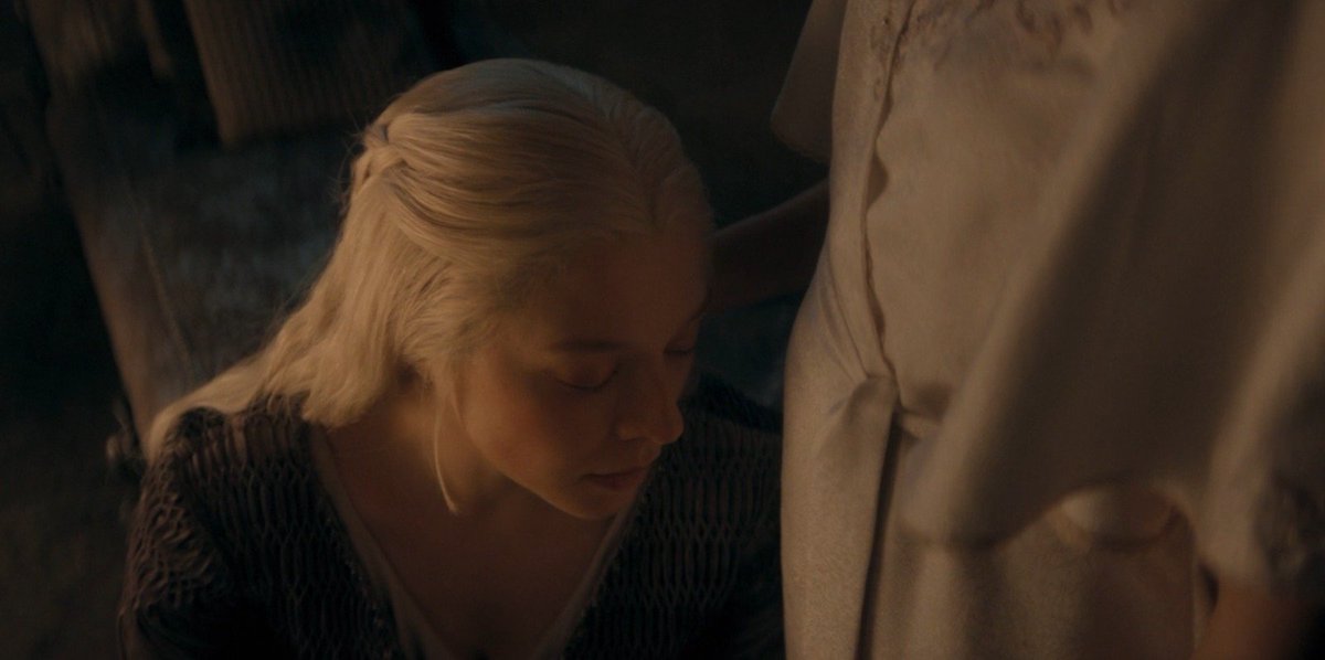 ykaylashy's tweet photo. Podemos falar sobre o mommy issues da Rhaenyra? E como foi representado nesta cena pela proximidade com o ventre e necessidade de aprovação? E como a Alicent representa essa figura pra Rhaenyra? Vocês não estão preparados para essa conversa https://t.co/XyIdAmXfnE