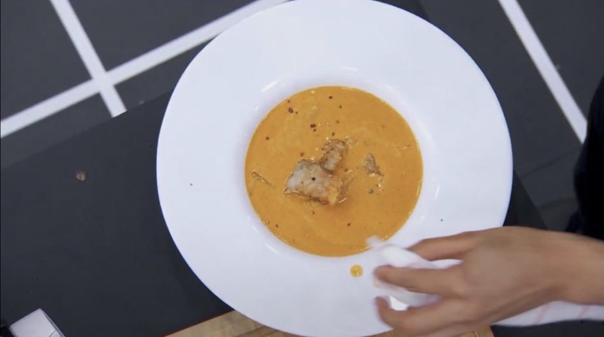 SotresAddy's tweet photo. @MasterChefMx Varias faltas de parte de Michell, una se acaba el tiempo y deja un plato sucio, dos se pone la servilleta en la boca ñ, tres con esa misma servilleta limpia plato y todo a espaldas de Claudia. #MasterChefMx han castigado a otros por esto sin probar y Michell ??? 😡😡😡 https://t.co/jyPqdVq4pV