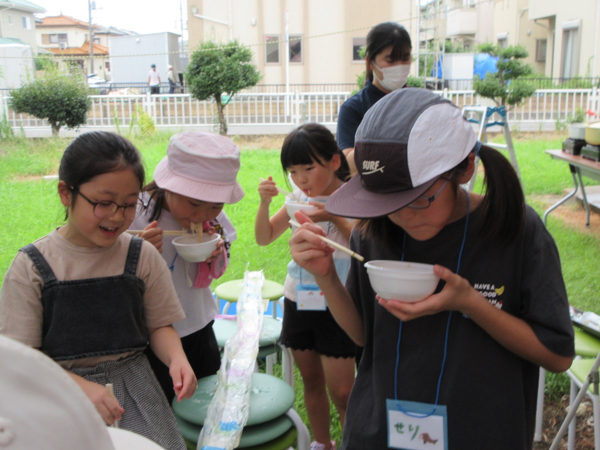 isesakishakyo's tweet photo. 【 #伊勢崎市児童センター 】
☆#小学生体験クラブ☆
本日は流しそうめん！流すレーンも自分たちで作り、なんとか完成！流れてくるそうめんでお椀はいっぱい♪お腹もいっぱい♪笑顔もいっぱい♪大成功♪(0270-23-6463) #社会福祉協議会 #伊勢崎市 #児童センター #小学生 #体験 https://t.co/sgnV4hQ6D8