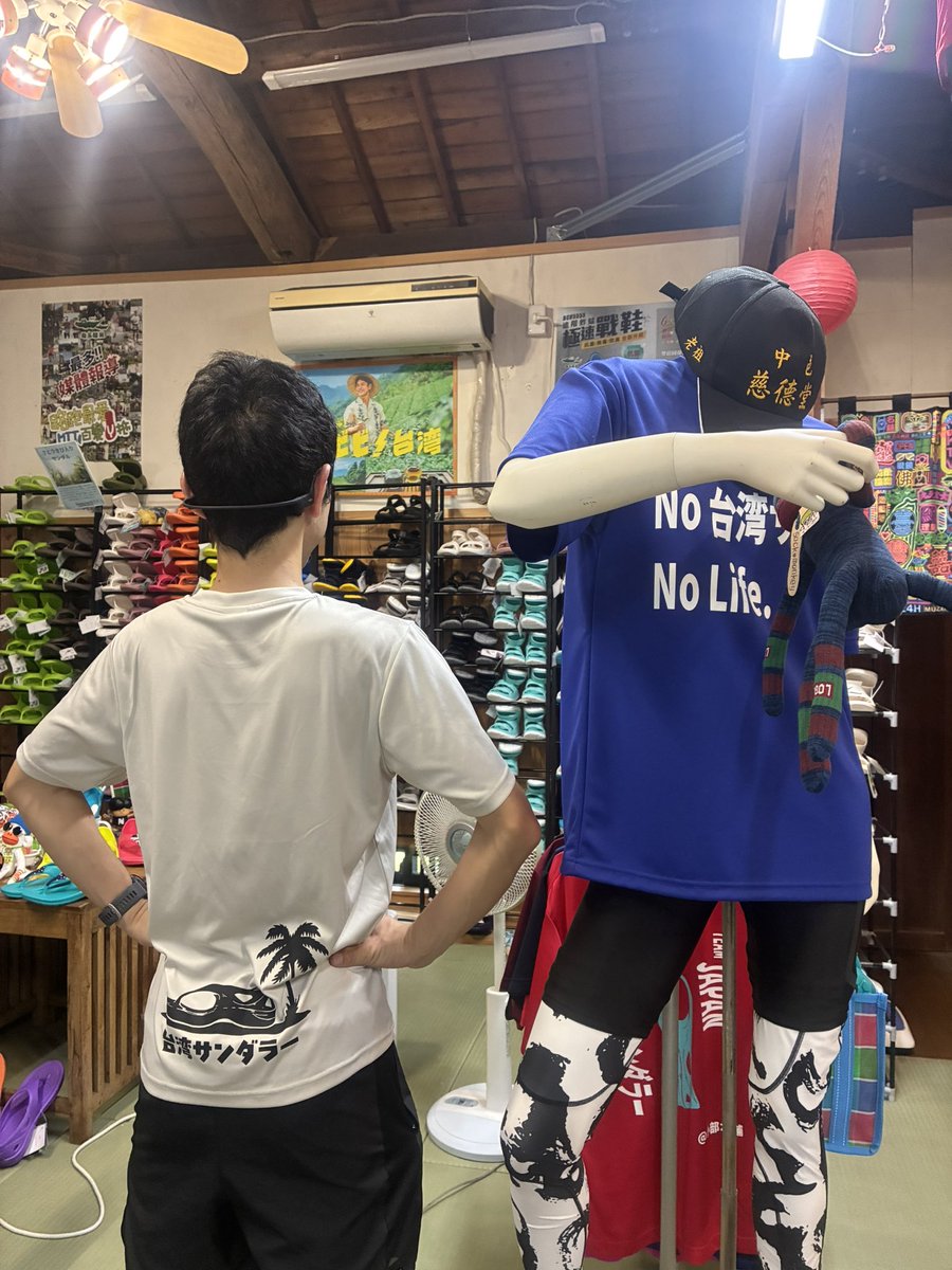 wararun_ad's tweet photo. 私のアナザースカイ。ジョグスタも好きだけど、本店は品揃えが豊富。面白い商品がいっぱいある🤣10年使ったモンベルのサンダルが壊れたので、タウン仕様の台湾サンダルを購入‼️公園で使いまくるぞ🛝

神戸に用事がある人は、ついでに明石までどうですか？？ https://t.co/QHXujt9FAd