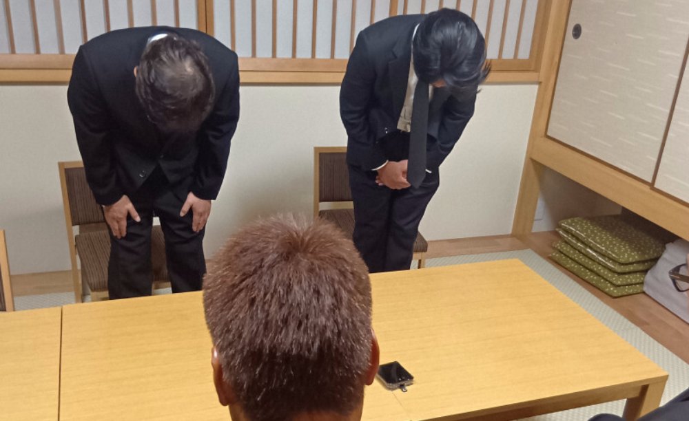 Ryo_Saeba_3's tweet photo. Suite à la polémique, le président et le directeur commercial de l'entreprise Habita se sont rendus à la veillée funèbre de l'une des victimes, où ils ont présenté leurs excuses à la famille. Le président a qualifié cette décision de "terrible erreur".

Le directeur commercial qui a reconnu avoir demandé à deux employées de retourner dans l'AEON Mall Kumamoto après le séisme afin de remettre la recette dans le coffre-fort a déclaré : "Avec le recul, aucune recette ne valait une vie."

La mère de la jeune femme a déclaré : "Ma fille ne reviendra jamais. J'aurais voulu qu'on l'arrête. Qu'on lui dise de rentrer chez elle."

De son côté, le président d'AEON a présenté ses excuses et a rappelé que le règlement du groupe stipule de ne pas réintégrer un bâtiment après une évacuation en raison des risques liés aux répliques et aux fuites de gaz. Il a également indiqué que l'entreprise pensait que tous les employés avaient quitté les lieux, avant de découvrir que certains y étaient retournés #Japon 
https://t.co/ZlMbV0mPyT