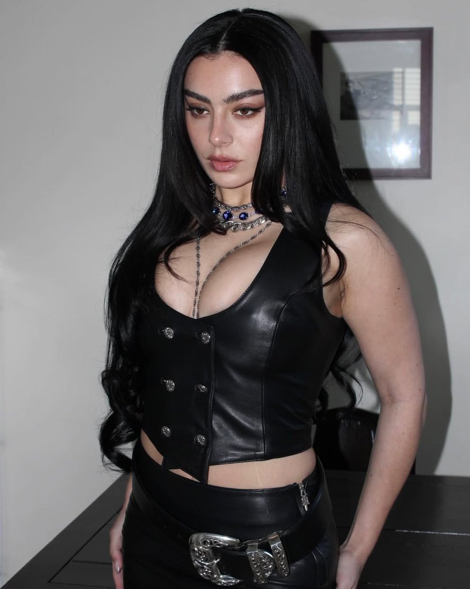 PicsCrave's tweet photo. Happy Birthday 🎂 CHARLI XCX https://t.co/lzUM1swzqH