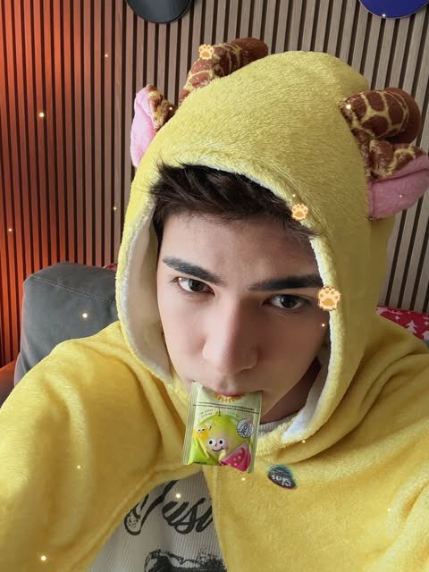 yyyyyyyyychtk's tweet photo. อ้ยยยยยน้อนจีราฟเซลฟี่ น่ารักจางงง 😭😭😭🫳🏻🫳🏻 https://t.co/gCpUX1g9YR