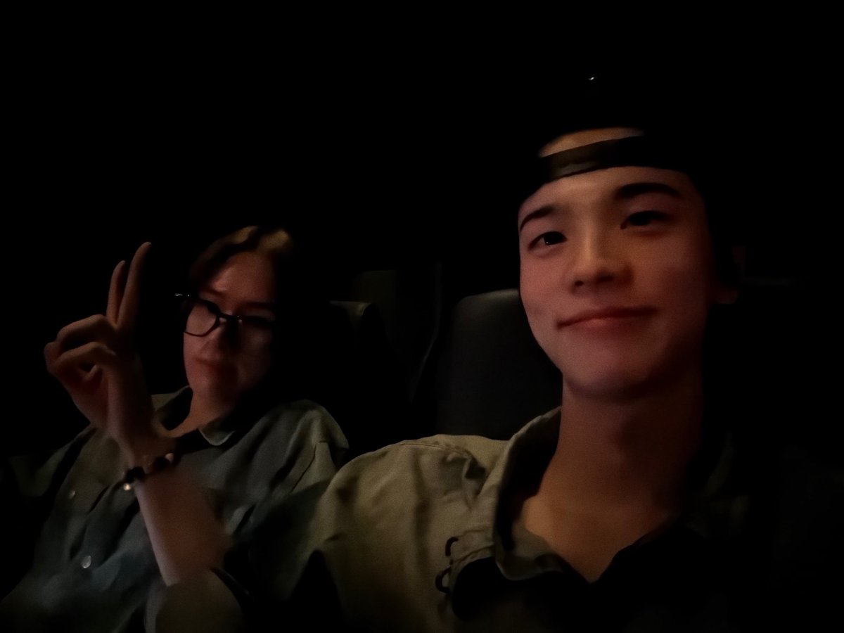F0RYU1107's tweet photo. 신유님 혼영할 때랑 동생이랑 같이 영화관 데이트할 때 무드 다른 거 진짜 깜찍함ㅋㅋㅋ https://t.co/1zqRcH1IrM