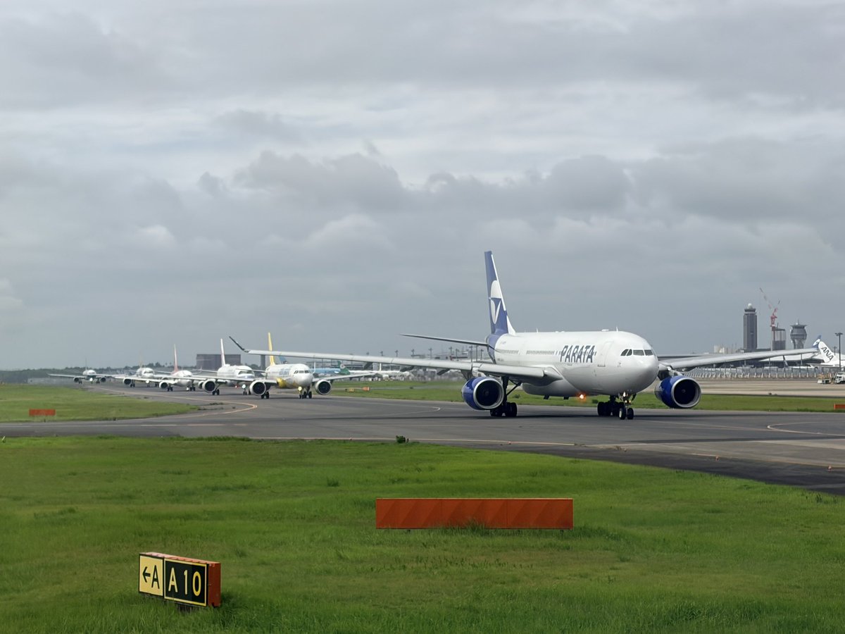 yy59py64ft515's tweet photo. ほんとに帰るよ🥹

滑��路待ち飛行機ちゃんたちの
待ち列がかわいいw https://t.co/MEbCxdncQh