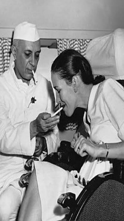 printerspriyank's tweet photo. @INCIndia देश भगत एकांत में अलग कमरे में अंग्रेज मैडम की भक्ति करता हुआ, अंग्रेज मैडम की बेटी ने बहुत खुलासे किए है https://t.co/C4PUTfeP9H
