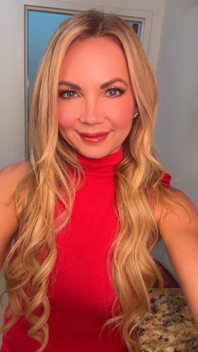 JaceyBirch's tweet photo. Put a red bow 🎀 on it 🎁 as we wrap up Sunday night full of fashion and cute heels! 👠👠 https://t.co/qodeodr1uN