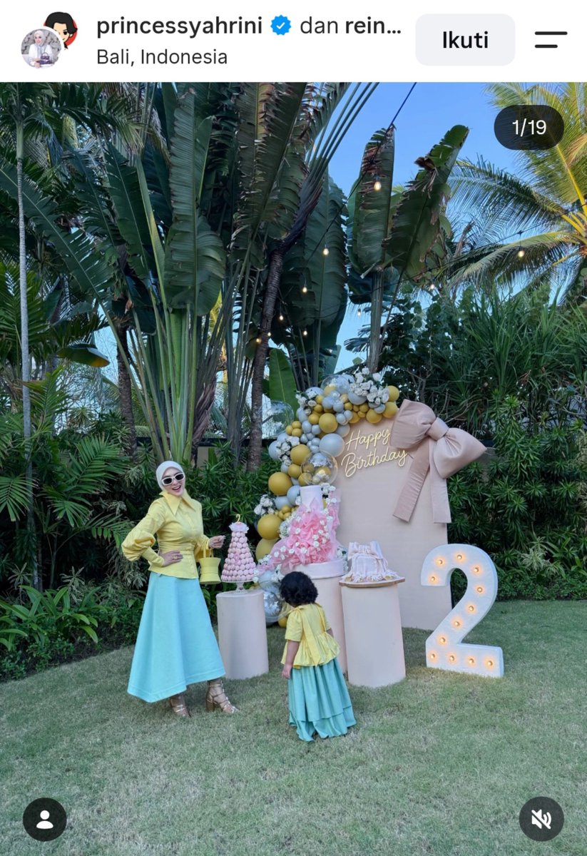 kamarlintang's tweet photo. Syahrini & Reino Barack baru aja ngerayain ultah ke-2 dari anak mereka, Princess R 😍

Mereka ngadain pesta ultah private bareng keluarga di Bali. 

Syahrini posting deretan foto dengan caption, "Another Year, Another Precious Chapter ~"

Syahrini lanjut nulis, "Di Hari Istimewa Ini, Hanya Ingin Bersyukur Untuk Papa Reino And Our Beautiful Baby Princess 'R' My HOME, My Greatest Love, Lagu Ini Kupersembahkan Untuk Kalian, Dua Cinta Terbesarku. 'KAU YANG UTAMA' Selamanya."

Sejak nikah & punya anak, kehidupan Syahrini emang lebih banyak stay private. Wajah & nama anaknya bahkan belum pernah dipublish sampai sekarang.