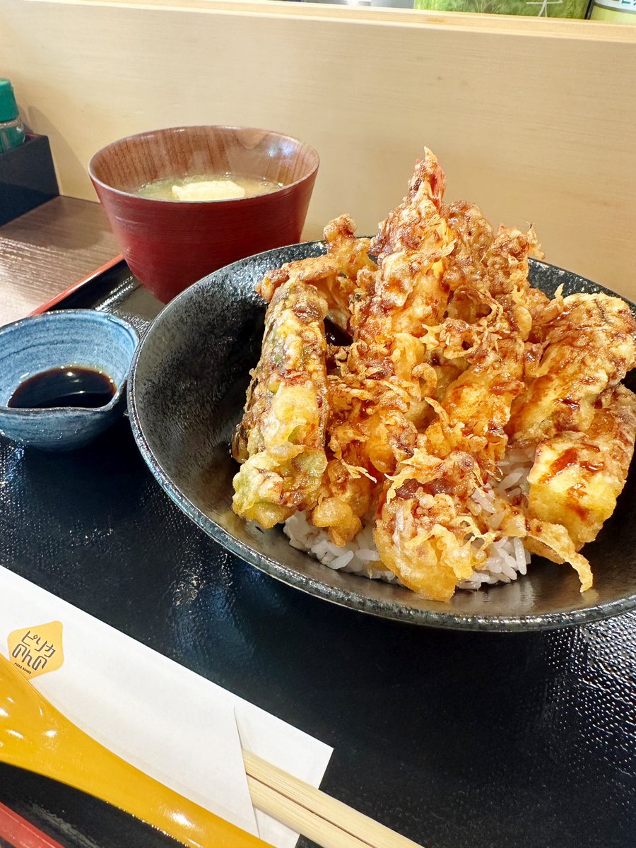 shimonada_life's tweet photo. 最近フォロワーさん達がよく行ってる松山市にある『ピリカのんの』さん
関東風の天丼が松山で食べられるのもこのボリュームでお値段が990円なのもびっくり😳
ごま油で揚げてるから衣が���リカリで美味しい✨
鱧のコースも気になりすぎる⋯

ピリカのんの
📍愛媛県松山市港町3-8-16 https://t.co/b1ejR765qE