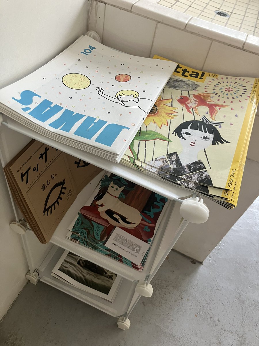 hatchkyotojp's tweet photo. 京都、秘密の図書室27扉外『#京都 #浄土寺 #図書室 間借り店』には2日現在『#バッテラ』『#JAXA's』『#こぼれていくものたち』『#gatta』『#ケッサク』『#ながものがたり』『#Found』『#IVEN』『#ねこあるき』他を追加設置。
辿り着いた方は是非。 https://t.co/Cbd0DjKqIo