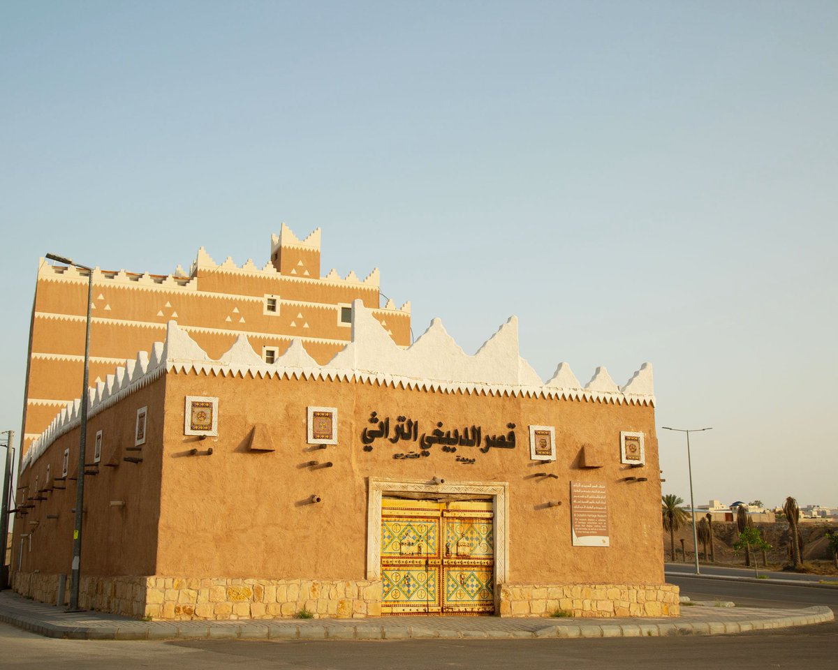 AbAl3tibi's tweet photo. #قصر_الدبيخي_التراثي
للعز يا قصر ٍ تأسّس على الطيب 
قصر الدبيخي طيّبين السلايل
سبعين عام من الوفاء والمواجيب 
وإصلاح ذات البين بين الحمايل
والجود عنوانه وصدق التراحيب
والشيمة العليا وبذل الجمايل 
بانينه الوافين حصن الأطاليب
كسّابة الأمداح بيض الفعايل
الأسرة اللي للمكارم مناديب 
أهل المواقف والفعول الجزايل
قوم ٍ رقوا بالطيب روس المراقيب 
واجتاحوا القمّة بعلم الفضايل 
تاريخهم ناصع وسامي عن العيب 
وأمجادهم تلمع على كل طايل 
خوالدٍ سادوا بحسن الأساليب
والفضل والهمّة وشيل الثقايل 
فخر المراجل طيّبين المكاسيب
وأهل المبادي والسيوف الصقايل
عاشوا زحول الطيب عز الأصاحيب
روس الكرام مشرّفين القبايل