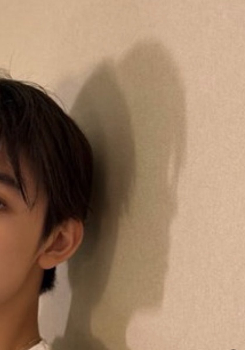 dobbycuu's tweet photo. BAYANGANNYA AJA SE GANTENG INI!?! LIKE HELLOWWW!?! INI CMN BAYANGAN DI TEMBOK!!! TAPI GANTENG BGT PAHAM GASIHHHH???? 😭😭😭😭😭 https://t.co/2BUA0FymdW