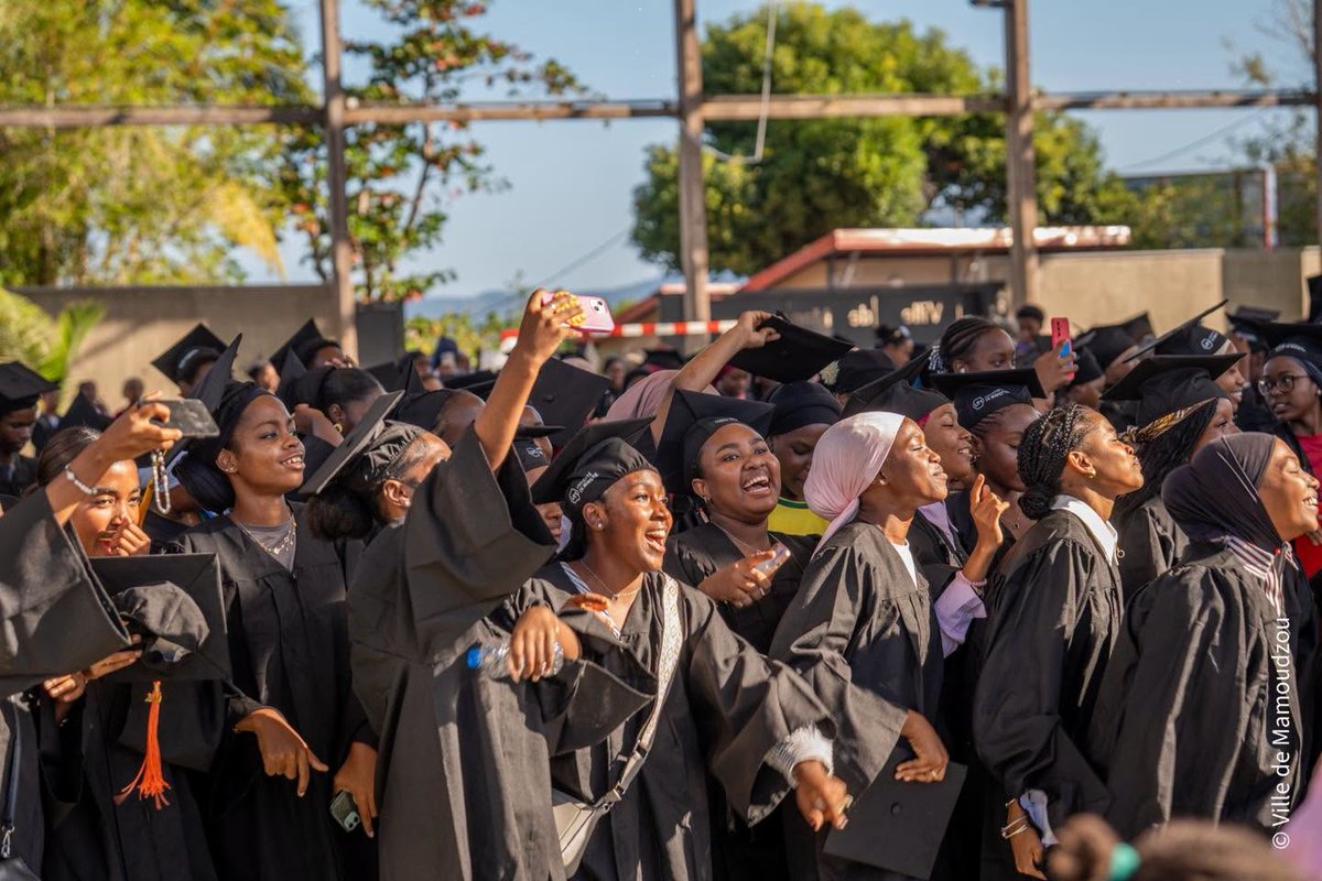 linfokwezi's tweet photo. Près de 400 nouveaux bacheliers célébrés à M’tsapéré pour leur réussite.
👉 Lire l'article complet ici : https://t.co/xh478r1zYB
#Mayotte #Mamoudzou #Mtsapéré #Bac2026 #Bacheliers #Réussite #Éducation #Jeunesse #RéussiteÉducative https://t.co/U4kd3pdff4
