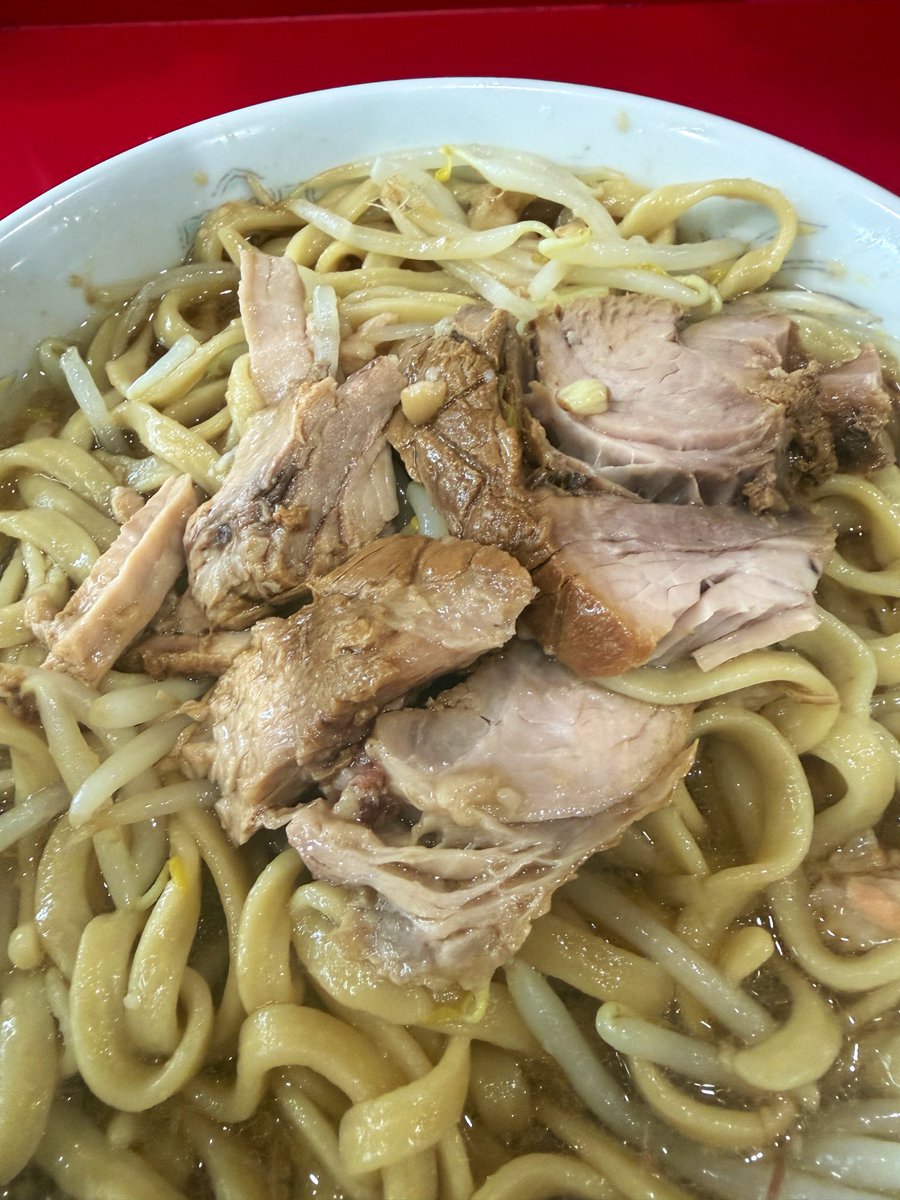 minori_k917's tweet photo. ラーメン二郎 生田駅前店💫
8月3日(月) 訪問
小ラーメン 900円🍜
コール そのまま🙋‍♂️
到着 12:36
着丼 13:40
涼しい日は熱々の非乳化スープが染みる🎐極太麺とホロホロ豚の破壊力が凄まじい至高の1杯☺️✨冷やしは次回のお楽しみ！
#マイルドジロリアン
#ラーメン二郎
#ラーメン二郎生田駅前店 https://t.co/wtw56OaNEZ