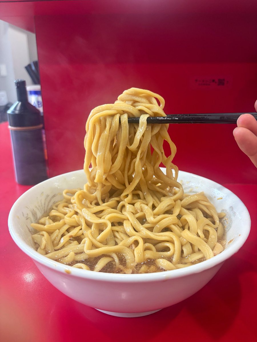 minori_k917's tweet photo. ラーメン二郎 生田駅前店💫
8月3日(月) 訪問
小ラーメン 900円🍜
コール そのまま🙋‍♂️
到着 12:36
着丼 13:40
涼しい日は熱々の非乳化スープが染みる🎐極太麺とホロホロ豚の破壊力が凄まじい至高の1杯☺️✨冷やしは次回のお楽しみ！
#マイルドジロリアン
#ラーメン二郎
#ラーメン二郎生田駅前店 https://t.co/wtw56OaNEZ