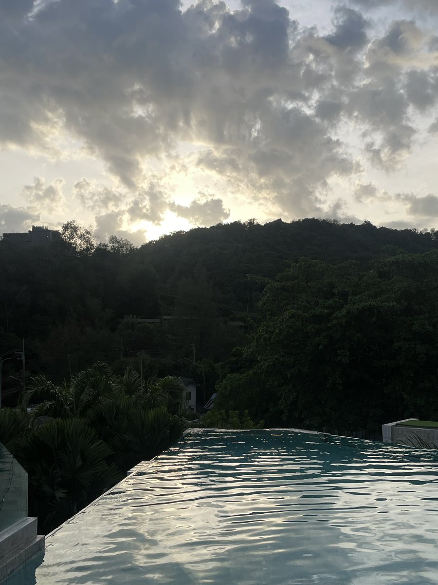 shinedaisy4's tweet photo. ใครไปภูเก็ตแนะนำ ‘พันวาบุรี’ 
— คือที่พักสวยมากกกกก 🍃🌟 บรรยากาศ 100/10 เค้าจองเป็น pool access ตื่นมาว่ายน้ำได้เลย อยู่ที่พักทั้งวันยังไหว มีคายัคให้พายฟรีด้วยน้า  🤍 https://t.co/YNakShrQbM