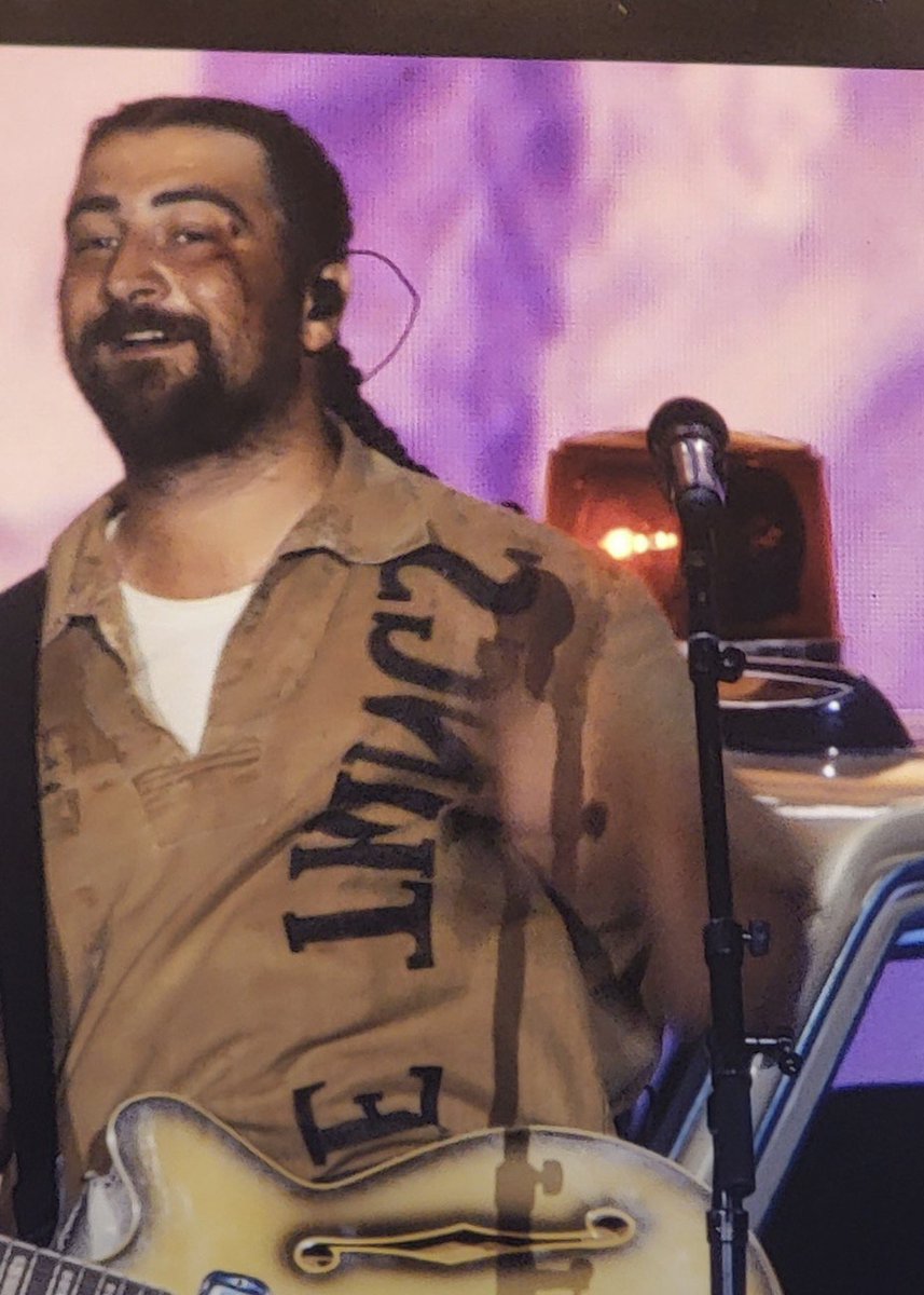 KahanArchive's tweet photo. 🚨| Noah addresses his Bleeding Eye onstage tonight in St Louis and says he’s fine but we should still be worried because he likes it https://t.co/HGHB5UPy9T