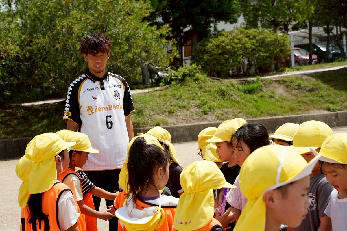fukuyamacityFC's tweet photo. 🏠KENGO HOME PROJECT⚽️
━━━━━━━━━━━━━━━━━

新たに事業部に加わった選手・スタッフへ向けて、#髙田健吾 選手から「KENGO HOME PROJECT」について説明を行いました🗣️

これまでに、
✔️10団体・約444人の子どもたちと交流を実施👧👦
✔️6/21ホームゲームでは招待目標100名に対し、227名の子どもたちが来場しました👥
✔️ホームゲームでの勝利により、5団体へサッカーボールを寄贈⚽️

ピッチでの結果が、地域の子どもたちへの支援につながる取り組みとなっています🤝

これからも、サッカーを通じて地域に笑顔を届ける活動を広げていきます。

今後のKENGO HOME PROJECTの活動にもぜひご注目ください！
詳細はこちら▼
🔗https://t.co/XzgfFZzfQ5

#福山シティFC #KENGOHOMEPROJECT