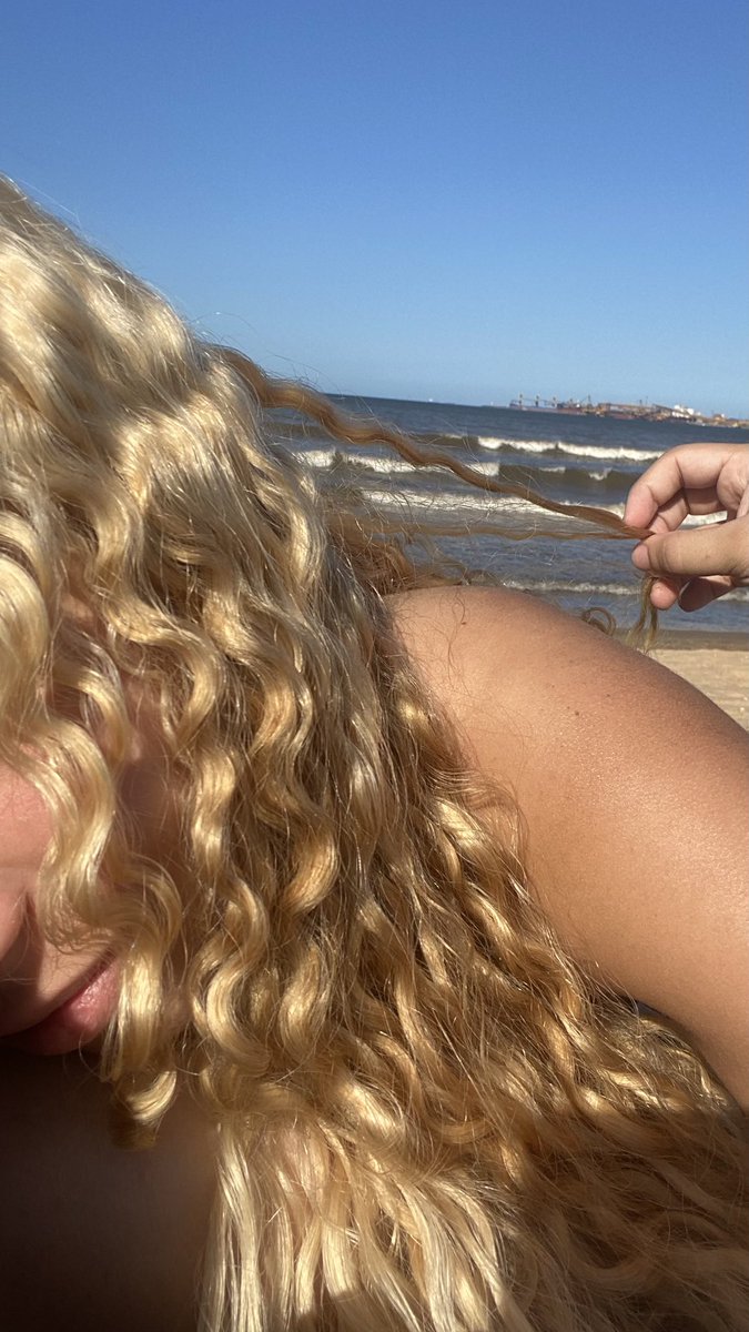 eolimpiio's tweet photo. meu cabelo fica tudo na praia https://t.co/yAzU0lxMXI