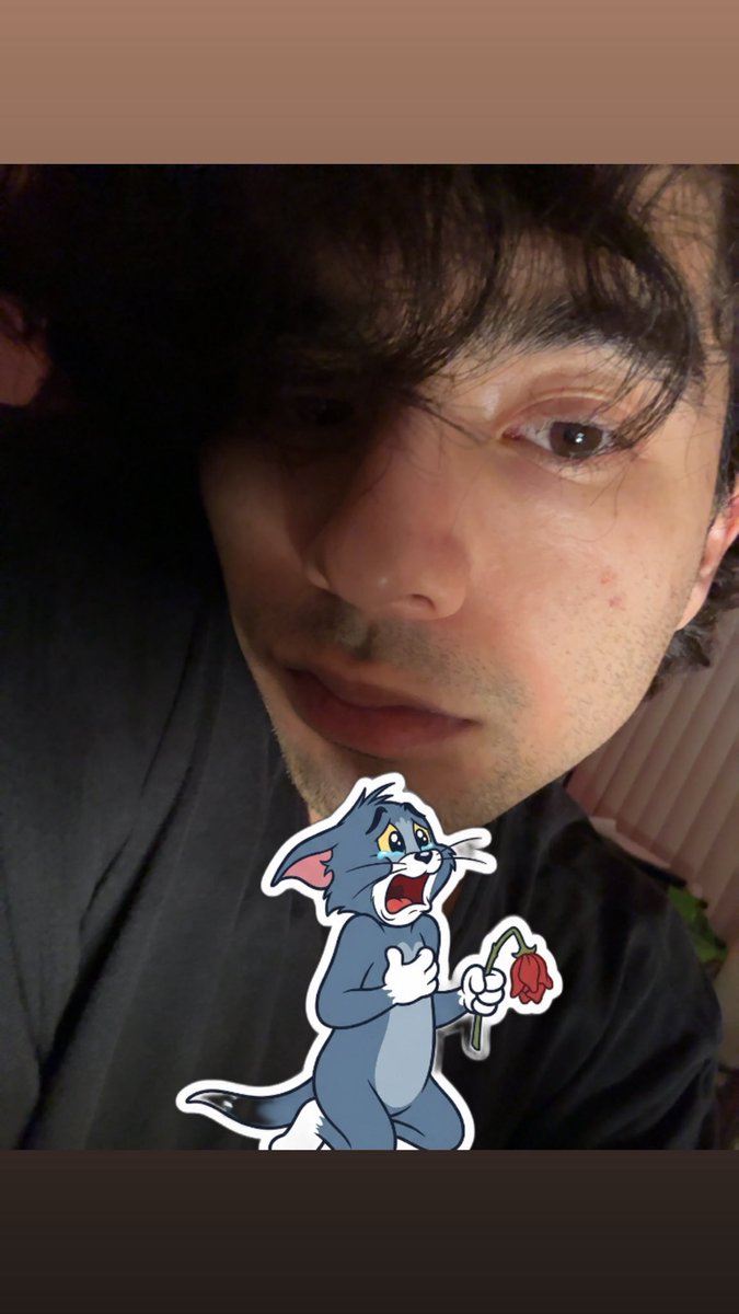 Aarenney's tweet photo. @iamnotevan You look like a blue eyed lizard man https://t.co/jwFGgd4RMc