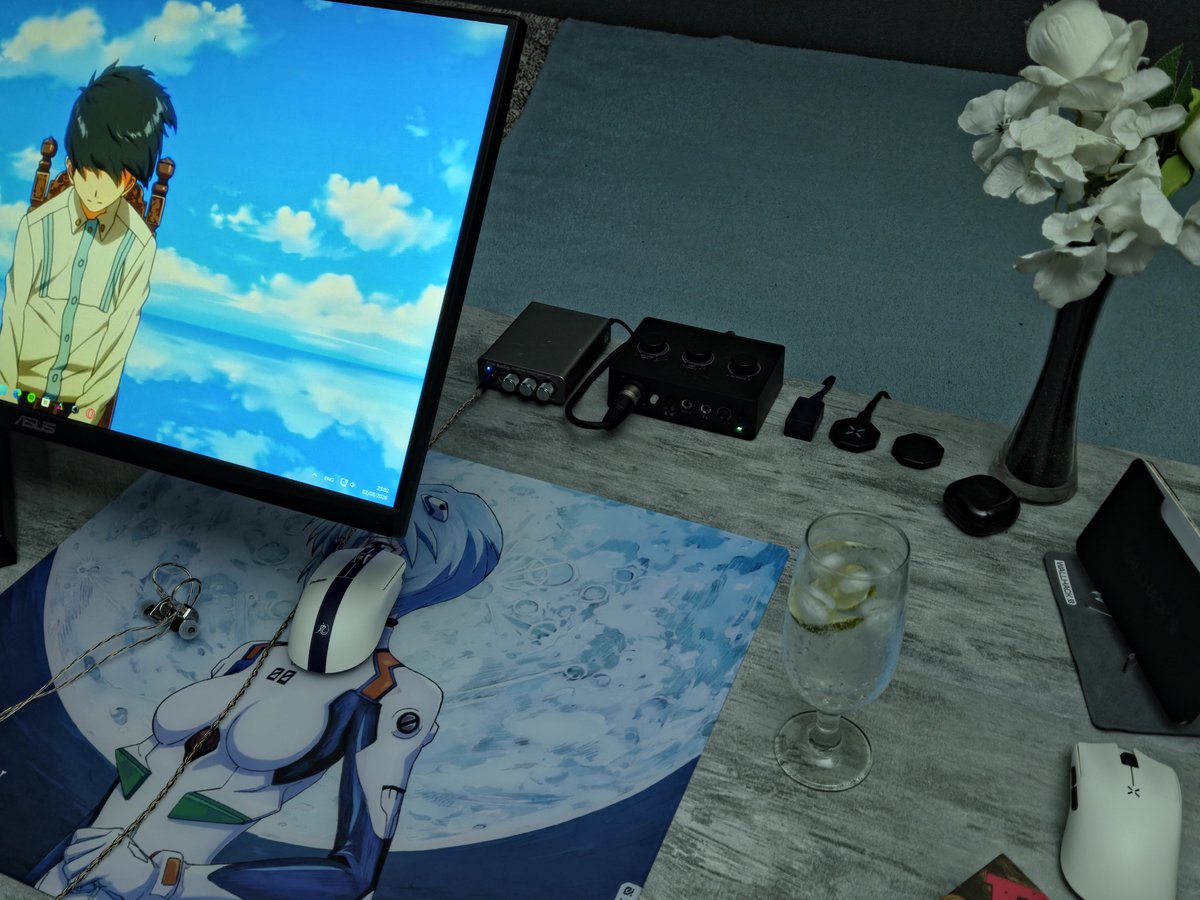 gabriellrior's tweet photo. New layout :) #desksetup https://t.co/OECkqXNF1s