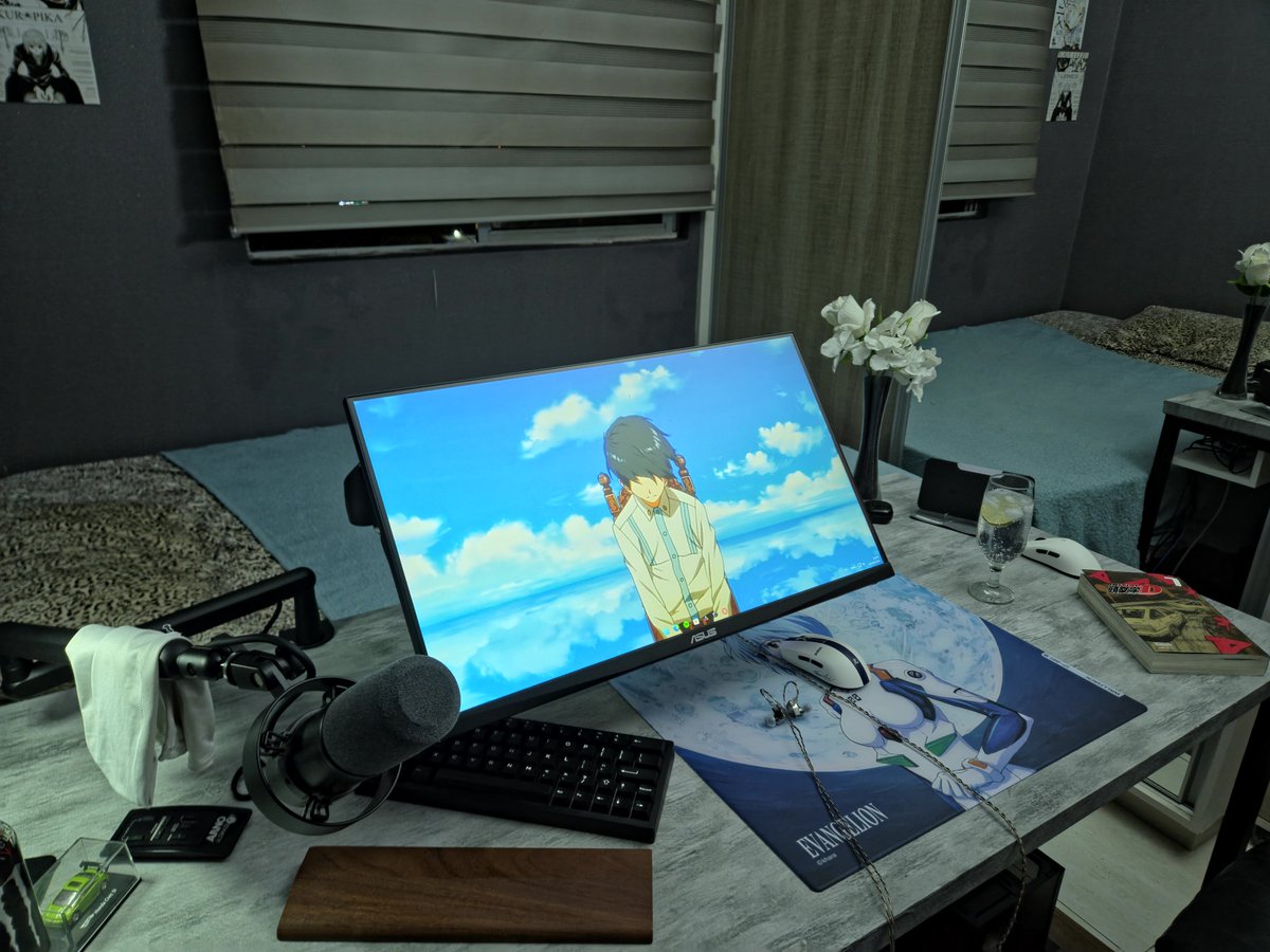 gabriellrior's tweet photo. New layout :) #desksetup https://t.co/OECkqXNF1s