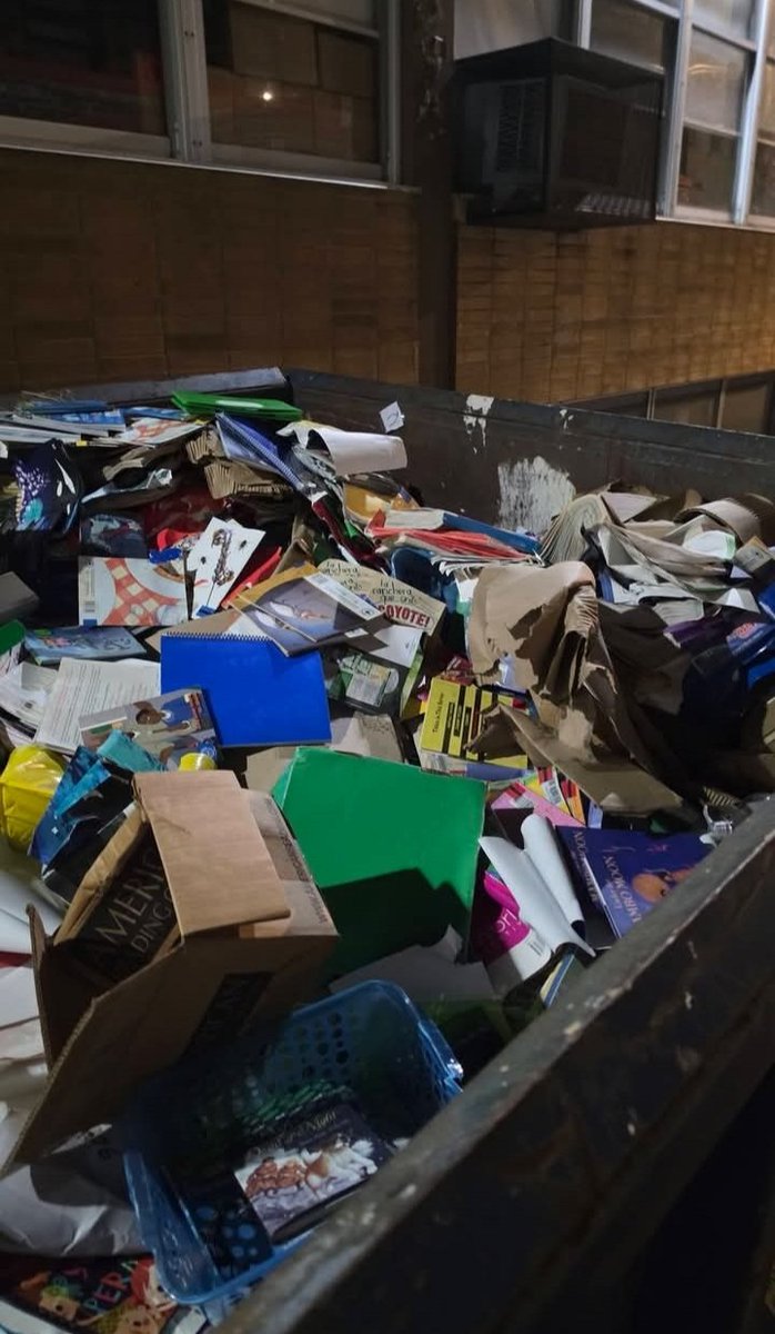 Bearstradamus_1's tweet photo. Another CPS school dumping books and supplies, not everything is garbage. A TON OF SUPPLIES and Bilingual items in the trash on the side of it. Where?  CARLOS FUENTES SCHOOL - 2845 W Barry Ave, Chicago, IL 60618. (See more pics in comments) https://t.co/3szuXnb5ZM