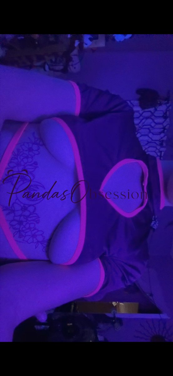 PandasObsession's tweet photo. Black light had me feeling way too sexy not to take pictures 💜👀 https://t.co/ZghxQOKFq6