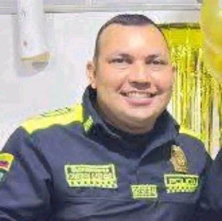 misioneros2010's tweet photo. Un grupo de comerciantes de los barrios: el bosque, evaristo saudis, las malvinas, la paz, nueva Colombia, el silencio y sus alrededores; han decidido romper el silencio, pues dicen estar cansados de tanta EXTORSIÓN por parte de la Policía Nacional. 
Los Comerciantes afirman ser víctimas de éstos integrantes de la policía, que desde hace varios años atrás, llegan a los negocios a Comer y beber lo que ellos quieran sin pagar, cómo sí fueran los dueños. 
Pero lo más grave es que todos los fines de semana pasan negocio por negocio a recoger el dinero del Cobro por qué así le llaman a la extorsión qué ejecutan desde el rango más bajo de Patrullero, hasta los Oficiales, y negocio que no les dé la cuota, lo acosan pidiendo documentos al día y como bien es sabido que para éstos barrios no les han legalizado los predios no cuentan con toda la documentación y ellos se aprovechan de la situación para extorsionar los comerciantes.
Algunos de los denunciantes dicen que no le pagan extorsión a las bandas criminales, pero a la banda dé los qué supuestamente no son criminales sí les tienen que pagar.
éstos son algunos de los uniformados que han trabajado y participado en dicha actividad:
-Coronel Poilao
-Coronel Rodríguez 
-Mayor Rodríguez 
-Mayor Gómez 
-Capitán Martínez 
-Capitán Gaviria 
-Teniente Acosta
-Teniente Peralta 
-Teniente Triana
-Intendente José Altamar
-Intendente San Juan 
-Patrullero Yeferson Deluke
-Patrullero Yair Castro
-Patrullero Sierra
-Patrullero Arboleda 
-Patrullero José Pérez 
-Patrullero Jhonatan Vázquez 
-Patrullero Pallares 
-Patrullero José Manuel Valdés Silva
-Comductor César Socarraz
-Comductor Carlos Pico
-Etc...etc...etc...
Aquí algunas fotos 👇
(Hilo 🧵 1 y 2)