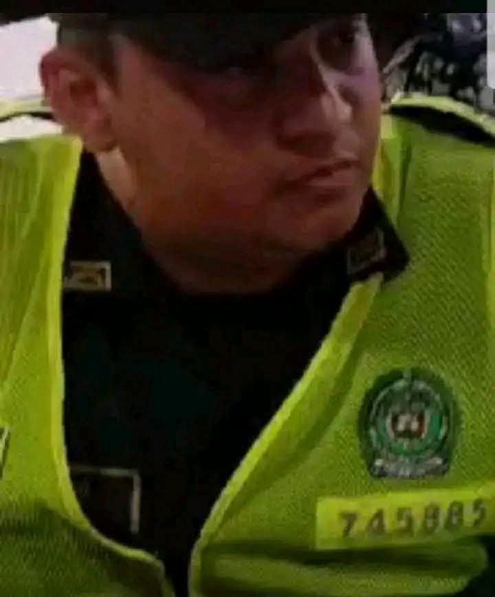 misioneros2010's tweet photo. Un grupo de comerciantes de los barrios: el bosque, evaristo saudis, las malvinas, la paz, nueva Colombia, el silencio y sus alrededores; han decidido romper el silencio, pues dicen estar cansados de tanta EXTORSIÓN por parte de la Policía Nacional. 
Los Comerciantes afirman ser víctimas de éstos integrantes de la policía, que desde hace varios años atrás, llegan a los negocios a Comer y beber lo que ellos quieran sin pagar, cómo sí fueran los dueños. 
Pero lo más grave es que todos los fines de semana pasan negocio por negocio a recoger el dinero del Cobro por qué así le llaman a la extorsión qué ejecutan desde el rango más bajo de Patrullero, hasta los Oficiales, y negocio que no les dé la cuota, lo acosan pidiendo documentos al día y como bien es sabido que para éstos barrios no les han legalizado los predios no cuentan con toda la documentación y ellos se aprovechan de la situación para extorsionar los comerciantes.
Algunos de los denunciantes dicen que no le pagan extorsión a las bandas criminales, pero a la banda dé los qué supuestamente no son criminales sí les tienen que pagar.
éstos son algunos de los uniformados que han trabajado y participado en dicha actividad:
-Coronel Poilao
-Coronel Rodríguez 
-Mayor Rodríguez 
-Mayor Gómez 
-Capitán Martínez 
-Capitán Gaviria 
-Teniente Acosta
-Teniente Peralta 
-Teniente Triana
-Intendente José Altamar
-Intendente San Juan 
-Patrullero Yeferson Deluke
-Patrullero Yair Castro
-Patrullero Sierra
-Patrullero Arboleda 
-Patrullero José Pérez 
-Patrullero Jhonatan Vázquez 
-Patrullero Pallares 
-Patrullero José Manuel Valdés Silva
-Comductor César Socarraz
-Comductor Carlos Pico
-Etc...etc...etc...
Aquí algunas fotos 👇
(Hilo 🧵 1 y 2)