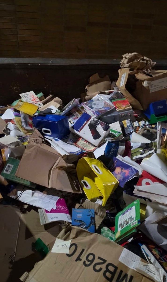 Bearstradamus_1's tweet photo. Another CPS school dumping books and supplies, not everything is garbage. A TON OF SUPPLIES and Bilingual items in the trash on the side of it. Where?  CARLOS FUENTES SCHOOL - 2845 W Barry Ave, Chicago, IL 60618. (See more pics in comments) https://t.co/3szuXnb5ZM