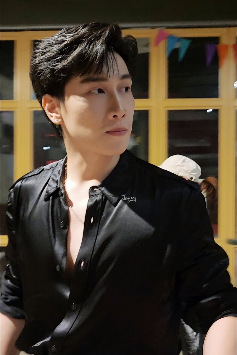 janesps2's tweet photo. จะเดรสสกะพี่ภาสเชิ้ตดำ
ฮอตปรอทแตกมากกก 🫠

SMIRNOFF PARTY NIGHT WITH BIBLE
#สเมอร์ชาซ่าxBible https://t.co/9sCmWM32f5