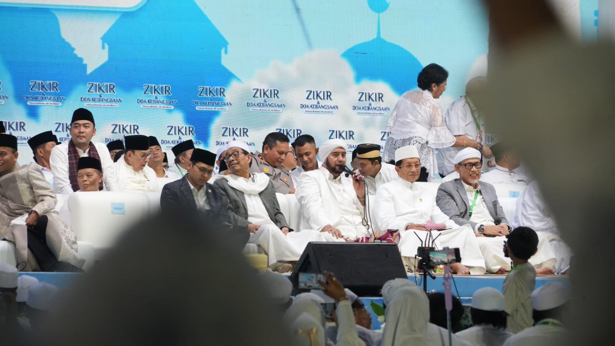 Kemenag_RI's tweet photo. 17/17 Terima kasih kepada seluruh umat, tokoh agama, petugas, relawan, &amp; semua yang ikut hadirkan doa serta harapan baik untuk Indonesia. 🇮🇩

#HUT81RI, mari terus bersyukur dan jaga negeri ini.

#BersyukurKemerdekaan #DoaZikirMonas #BangkitDalamHarapan #IndonesiaPadaJalurTepat https://t.co/RY05dVklMj