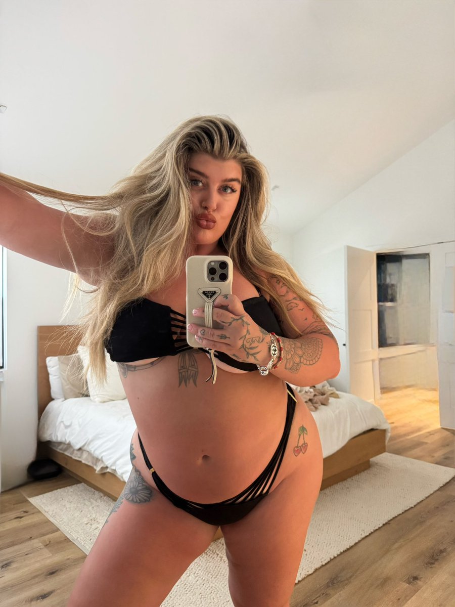 AlexaPhelece's tweet photo. Wow, wait until you see the tanlines. I was cooked. #bikini #plussizebikini #bikinimodel #tanlines #sunburnt #summerbody https://t.co/2Y6yQD9mdb