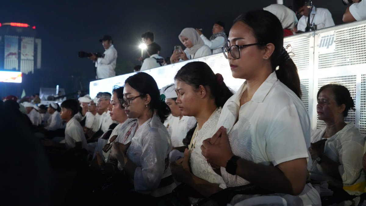 Kemenag_RI's tweet photo. 17/17 Terima kasih kepada seluruh umat, tokoh agama, petugas, relawan, &amp; semua yang ikut hadirkan doa serta harapan baik untuk Indonesia. 🇮🇩

#HUT81RI, mari terus bersyukur dan jaga negeri ini.

#BersyukurKemerdekaan #DoaZikirMonas #BangkitDalamHarapan #IndonesiaPadaJalurTepat https://t.co/RY05dVklMj