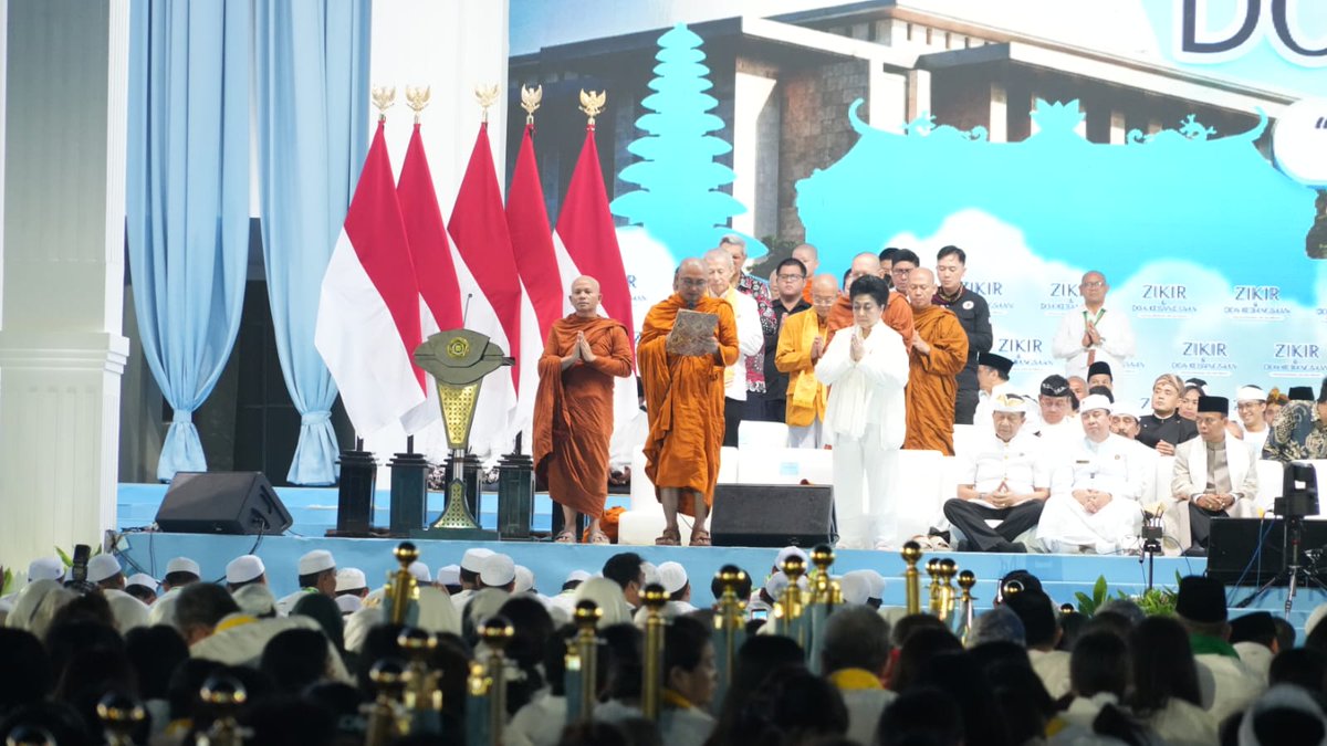 Kemenag_RI's tweet photo. 17/17 Terima kasih kepada seluruh umat, tokoh agama, petugas, relawan, &amp; semua yang ikut hadirkan doa serta harapan baik untuk Indonesia. 🇮🇩

#HUT81RI, mari terus bersyukur dan jaga negeri ini.

#BersyukurKemerdekaan #DoaZikirMonas #BangkitDalamHarapan #IndonesiaPadaJalurTepat https://t.co/RY05dVklMj