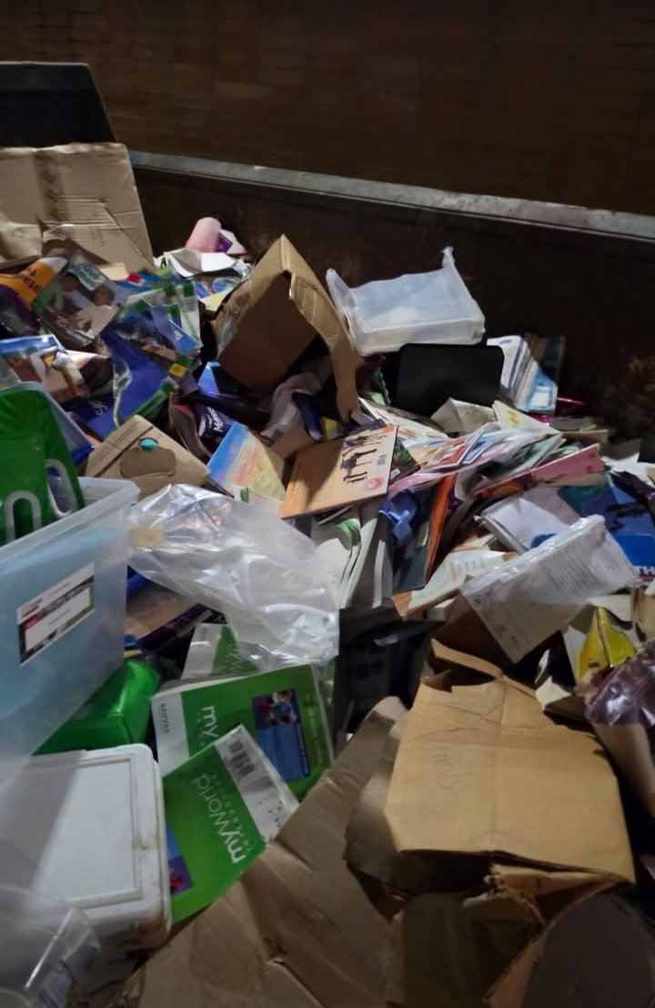 Bearstradamus_1's tweet photo. Another CPS school dumping books and supplies, not everything is garbage. A TON OF SUPPLIES and Bilingual items in the trash on the side of it. Where?  CARLOS FUENTES SCHOOL - 2845 W Barry Ave, Chicago, IL 60618. (See more pics in comments) https://t.co/3szuXnb5ZM