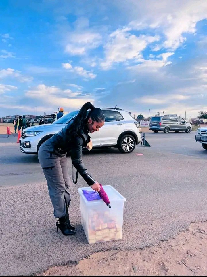 Trevor_sidogi's tweet photo. Proudly South African 🇿🇦 ❤️ 

Meet Lucy Mohale a young entrepreneur who sells scones wearing formal attire in the streets of Soshanguve. https://t.co/4Av55QasvY
