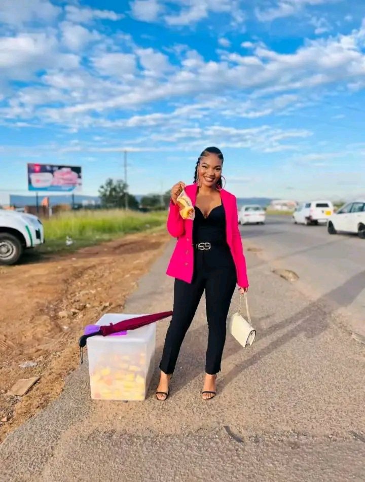 Trevor_sidogi's tweet photo. Proudly South African 🇿🇦 ❤️ 

Meet Lucy Mohale a young entrepreneur who sells scones wearing formal attire in the streets of Soshanguve. https://t.co/4Av55QasvY