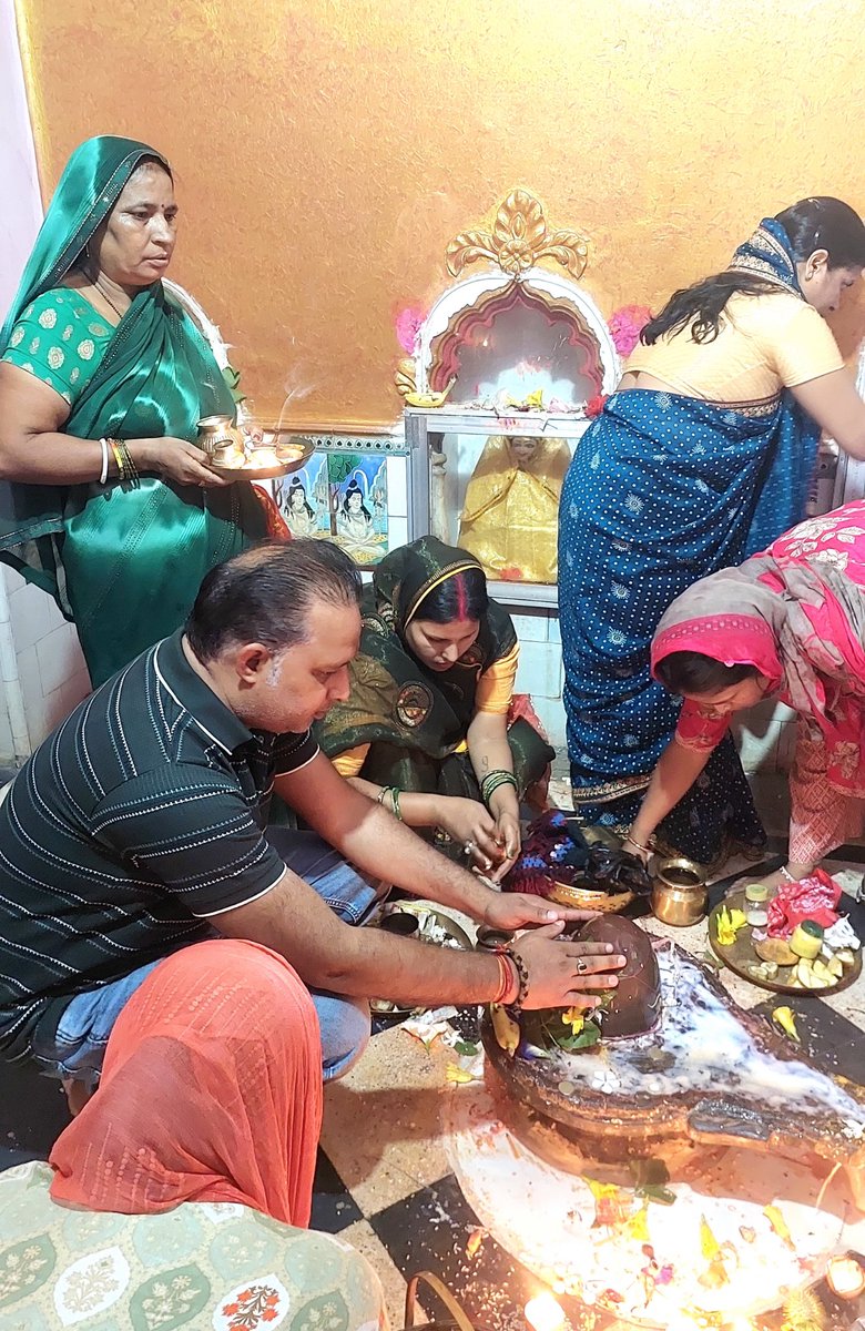 SuryadeoModi's tweet photo. ॐ नमः शिवाय। 🌿💙

सावन के प्रथम सोमवार के पावन अवसर पर भगवान भोलेनाथ का जलाभिषेक करने का सौभाग्य प्राप्त हुआ। 🙏🕉️

महादेव की असीम कृपा हम सभी पर बनी रहे। सभी के जीवन में सुख, शांति, समृद्धि और उत्तम स्वास्थ्य का वास हो।

हर हर महादेव! 🔱
#harharmahadev https://t.co/SCXODDBSkH
