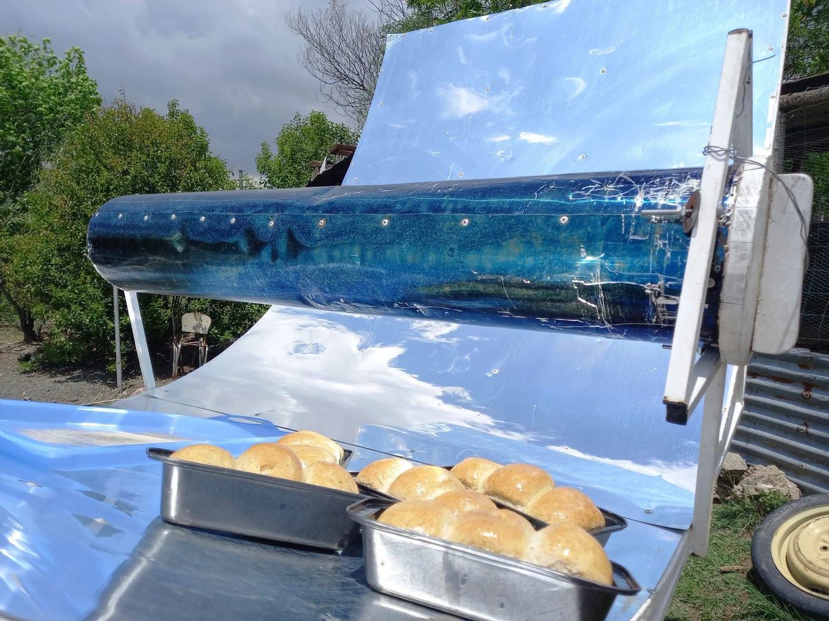 KatlegoMaseng1's tweet photo. Meet Karabo Motsamai from Maseru, Lesotho, the founder of Walker Solar Bakery. 

He uses renewable solar energy to bake fresh bread and scones.

Creativity at its best…👏🏾🌍💚 https://t.co/li2XpTgdCd