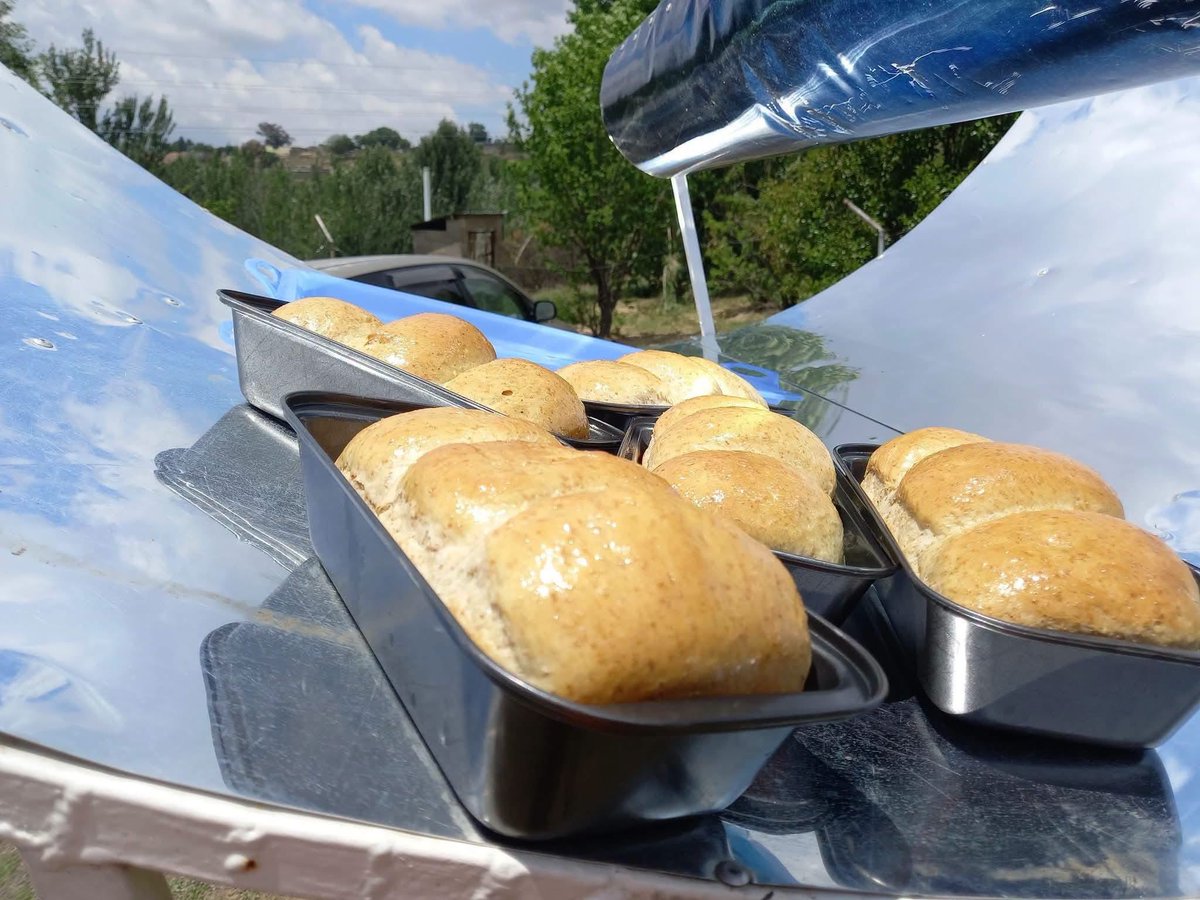 KatlegoMaseng1's tweet photo. Meet Karabo Motsamai from Maseru, Lesotho, the founder of Walker Solar Bakery. 

He uses renewable solar energy to bake fresh bread and scones.

Creativity at its best…👏🏾🌍💚 https://t.co/li2XpTgdCd