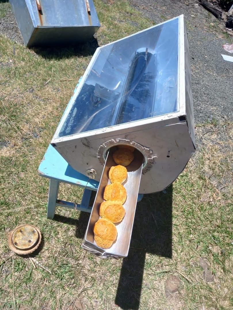 KatlegoMaseng1's tweet photo. Meet Karabo Motsamai from Maseru, Lesotho, the founder of Walker Solar Bakery. 

He uses renewable solar energy to bake fresh bread and scones.

Creativity at its best…👏🏾🌍💚 https://t.co/li2XpTgdCd